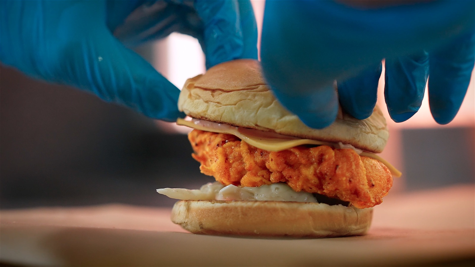Mizanplus markalarından çıtır tavuk burger