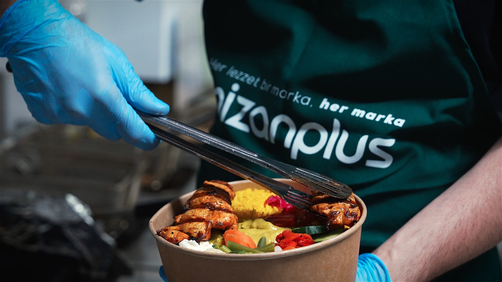 Mizanplus önlüğüyle porsiyonlanan bowl