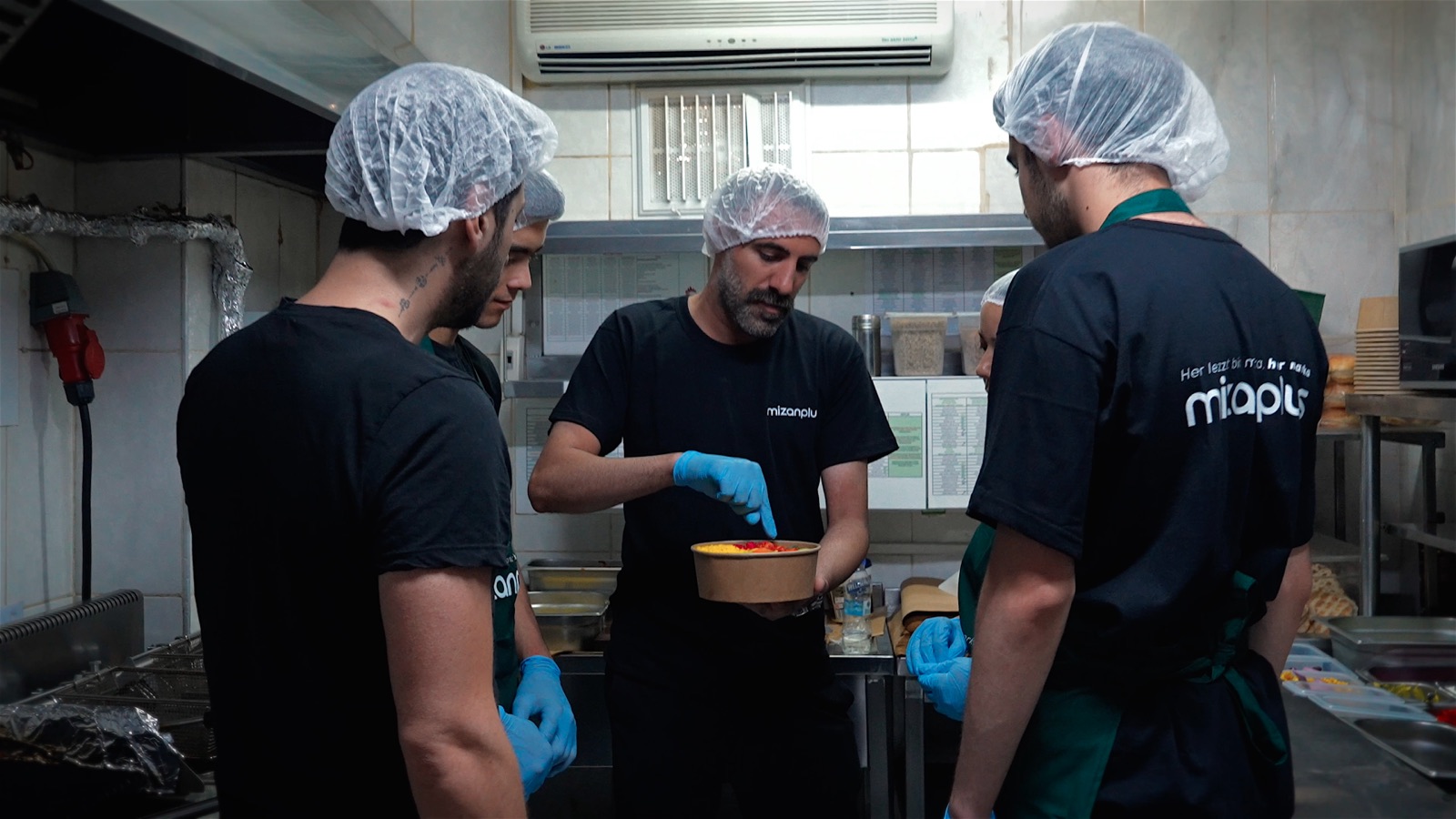 Mizanplus mutfağında reçete geliştiren ekip